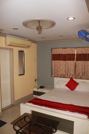 Deluxe Double Room, 1 Double Bed | 1 bedroom, in-room safe, soundproofing, rollaway beds