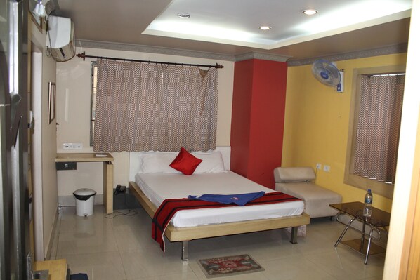 Executive Triple Room, 1 King Bed | 1 bedroom, in-room safe, soundproofing, rollaway beds