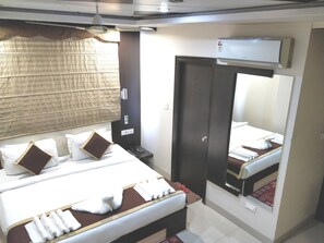 Quarto solteiro luxo | Frigobar, escrivaninha, quartos à prova de som, Wi-Fi de cortesia