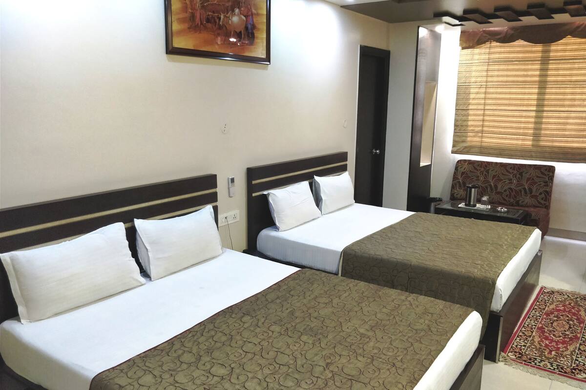 Quarto família, 2 camas de casal | Frigobar, escrivaninha, quartos à prova de som, Wi-Fi de cortesia