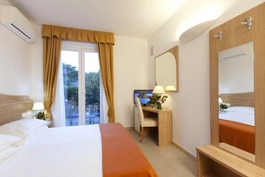 Phòng đôi hoặc 2 giường đơn phong cách cổ điển | Két bảo mật tại phòng, bàn, màn/rèm cản sáng, phòng cách âm 