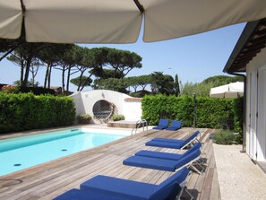 季節限定屋外プール、サンラウンジャー