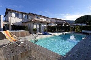 Piscina stagionale all'aperto, lettini