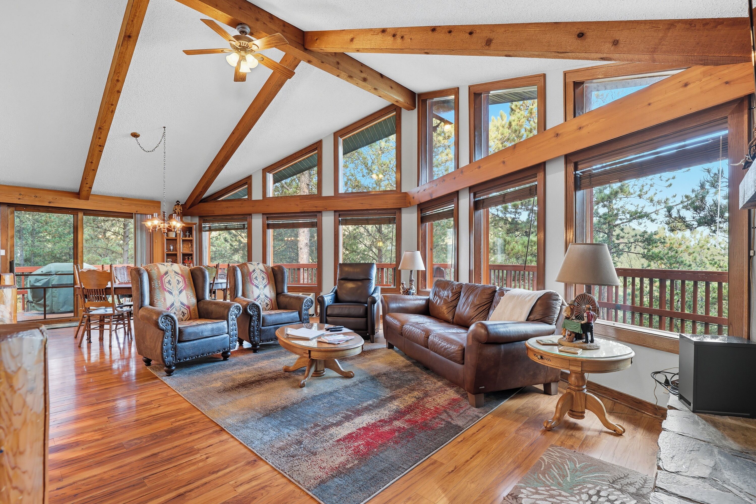 Téléviseur connecté, foyer, lecteur de DVD, table de baby-foot