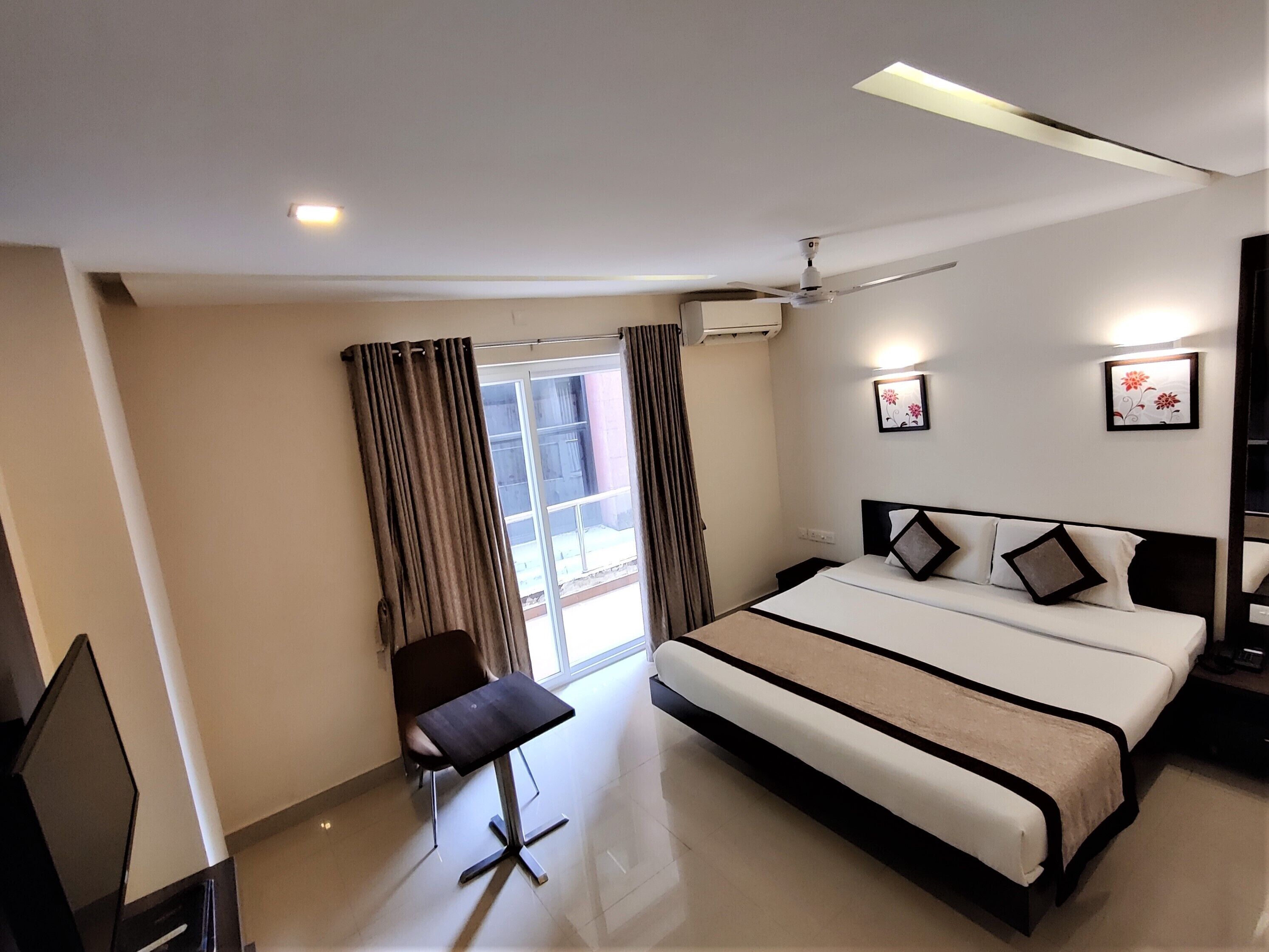 Deluxe tweepersoonskamer | Een kluis op de kamer, een bureau, een laptopwerkplek