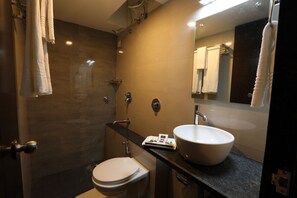 Een douche, gratis toiletartikelen, handdoeken, zeep