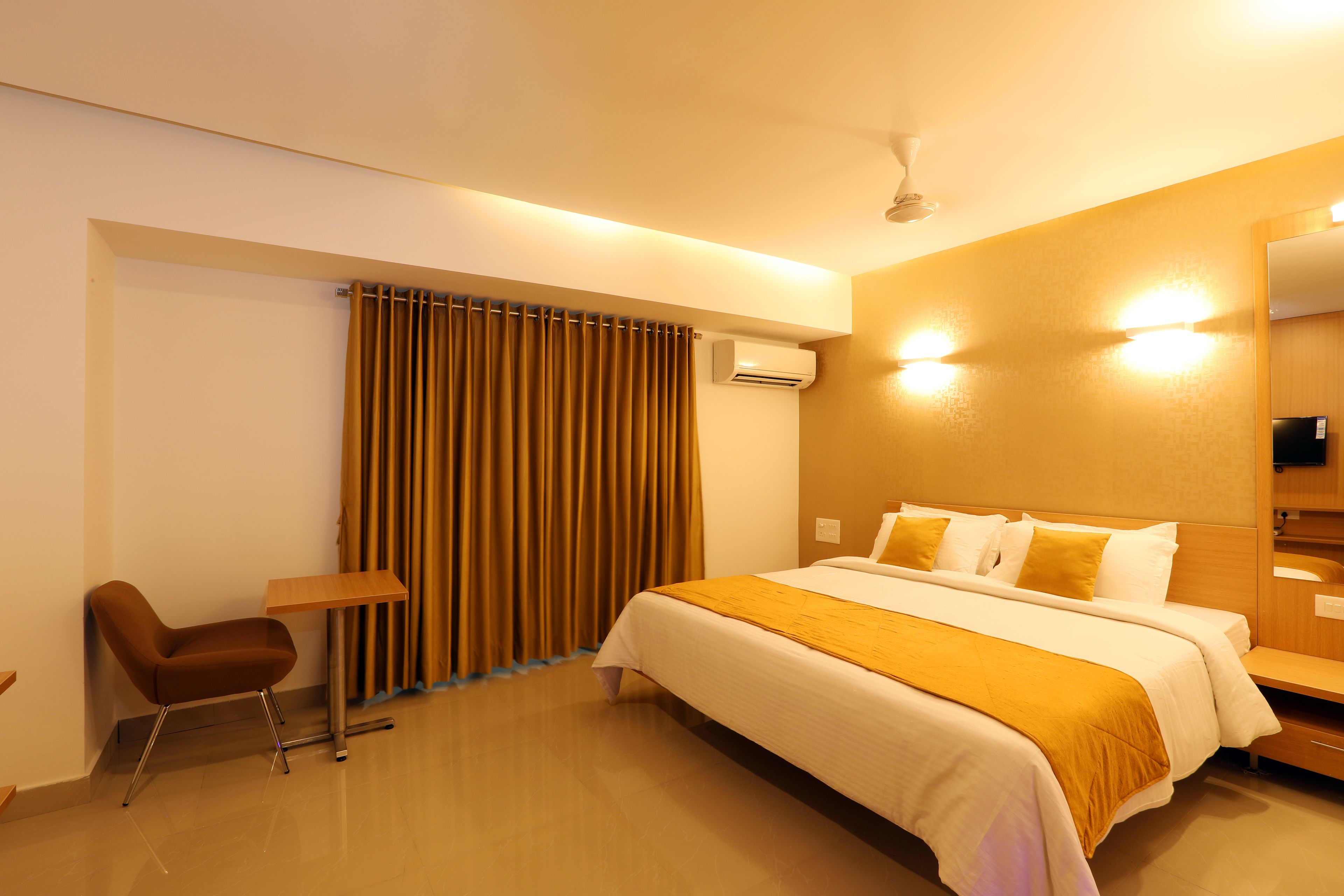 Een kluis op de kamer, een bureau, een laptopwerkplek