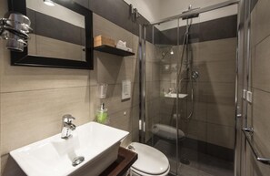 Kahden hengen standard-huone (Fontana di Trevi Kitchenette) | Kylpyhuone | Suihku, ilmaiset hygieniatuotteet, hiustenkuivaaja, tohvelit