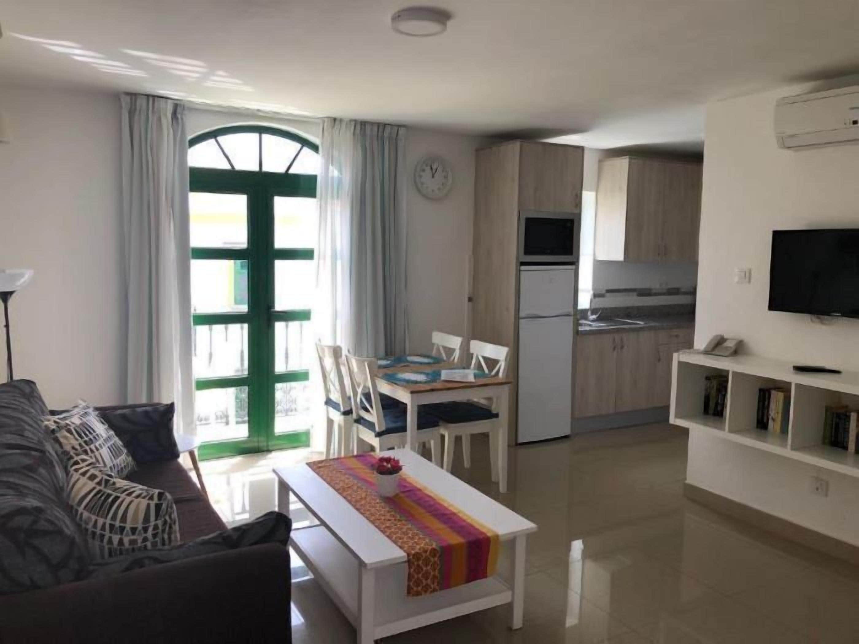 Un appartement moderne comprenant un salon, un coin repas et une cuisine.