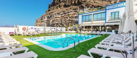 시즌별로 운영되는 야외 수영장, 수영장 파라솔, 일광욕 의자