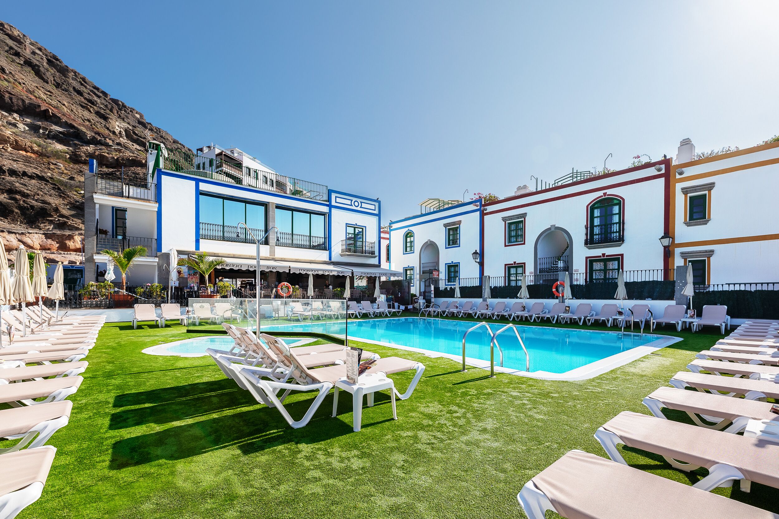 Seasonal outdoor pool, pool umbrellas, sun loungers
