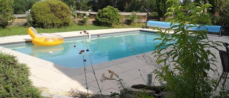 Piscine extérieure, chaises longues