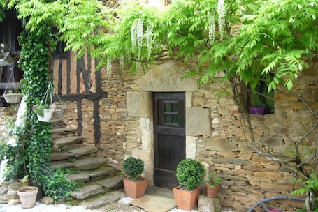 Exterior. Chambres d'hotes Hameau de Taur