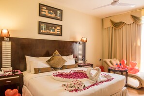 Junior Suite, 1 King Bed, Smoking, Garden View | 1 bedroom, premium bedding, in-room safe, desk - The Red Maple (Dr. Ambedkar Nagar)
