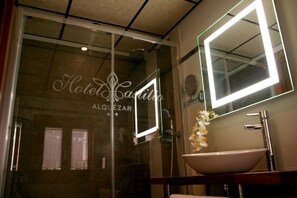 Habitación superior con 1 cama matrimonial o 2 individuales | Baño | Regadera, secadora de cabello, toallas 