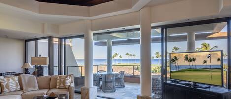 TV connectée, livres, chaîne hi-fi