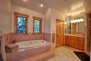 Ensemble douche/baignoire, baignoire à jets, sèche-cheveux