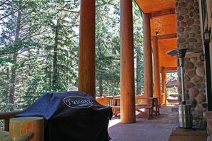 Outdoor dining - Luxury Mountain Home. Hot Tub, 6 Bedrooms, 5.5 Bath, Theater, Steam Rm, Sauna (Sundance)