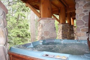 Outdoor spa tub - Luxury Mountain Home. Hot Tub, 6 Bedrooms, 5.5 Bath, Theater, Steam Rm, Sauna (Sundance)