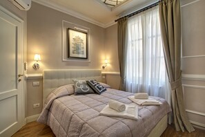 2 chambres, coffres-forts dans les chambres, fer et planche à repasser