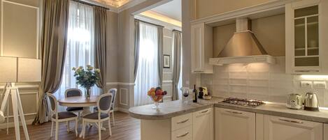 Kühlschrank, Mikrowelle, Ofen, Herdplatte