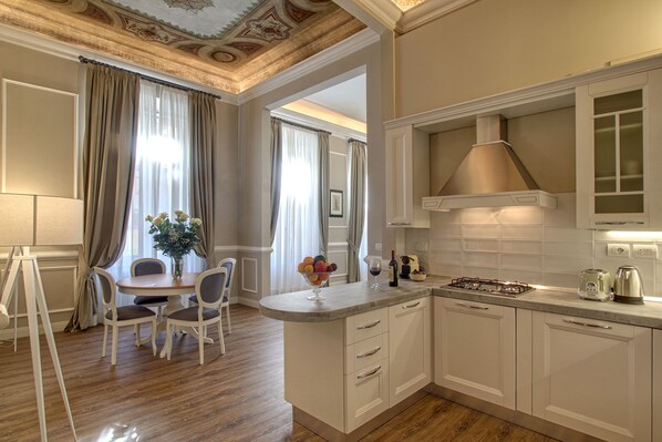 Réfrigérateur, micro-ondes, four, plaque de cuisson