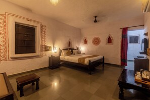 コテージ キングベッド 1 台 禁煙 | 高級寝具、客室ごとに異なる装飾、WiFi (無料)、ベッドシーツ