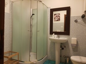 Kahden hengen standard-huone (yksi tai kaksi sänkyä), kylpyhuone makuuhuoneen yhteydessä | Kylpyhuone | Suihku, ilmaiset hygieniatuotteet, hiustenkuivaaja, bidee