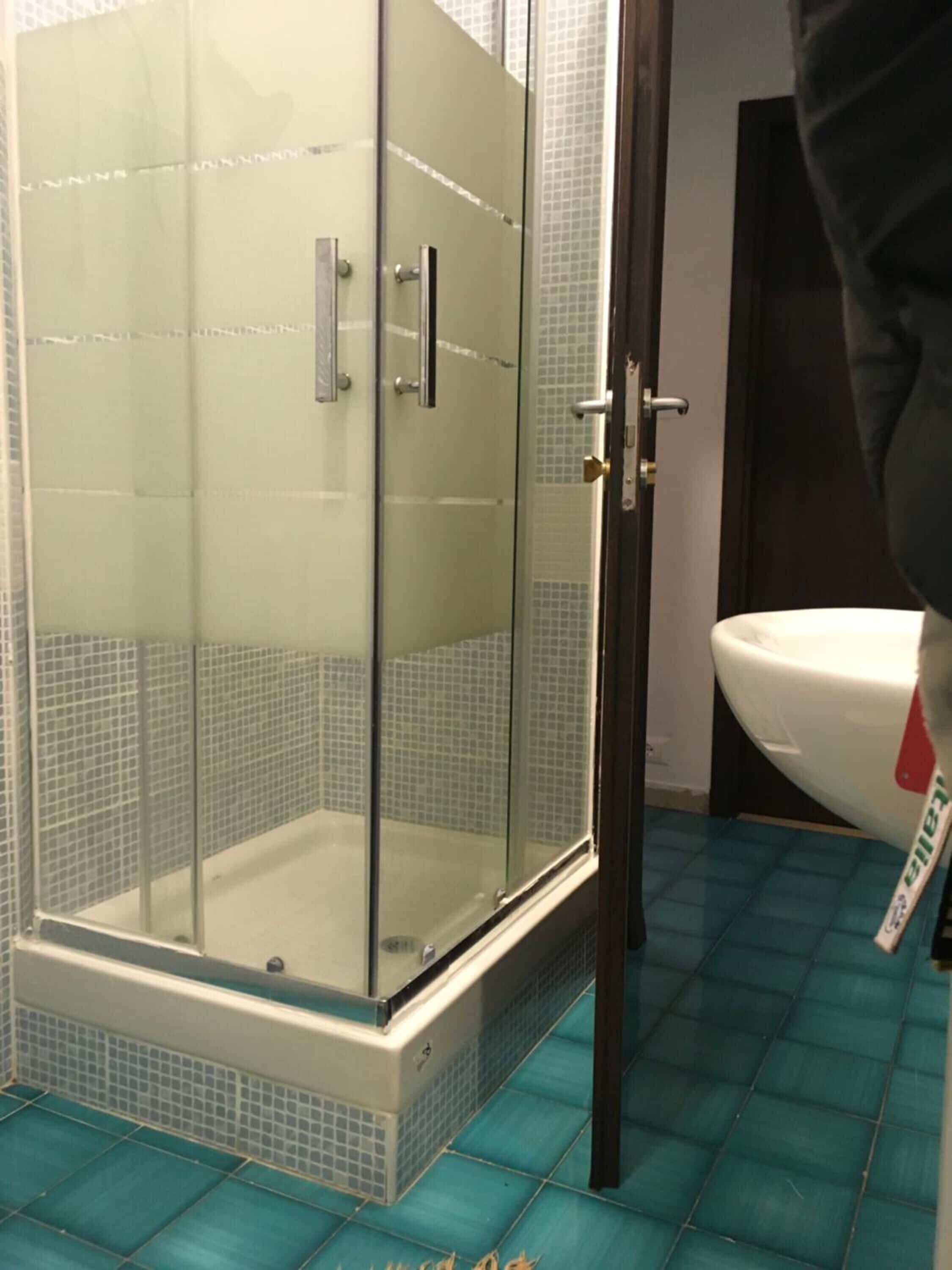 Dusche, kostenlose Toilettenartikel, Haartrockner, Bidet