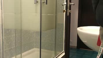 Shower, free toiletries, hair dryer, bidet