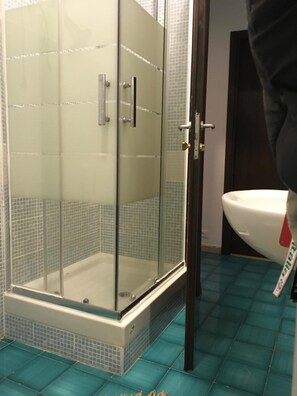 Een douche, gratis toiletartikelen, een haardroger, een bidet