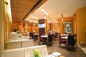 Tägliches inbegriffenes kontinentales Frühstück