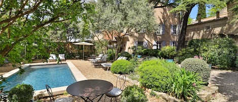 Piscine extérieure, parasols de plage, chaises longues