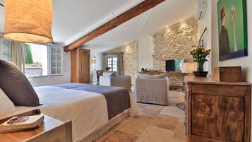 Chambre Triple Deluxe | Literie de qualité supérieure, matelas mémoire de forme