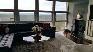 Smart TV, caminetto, videogiochi, lettore DVD