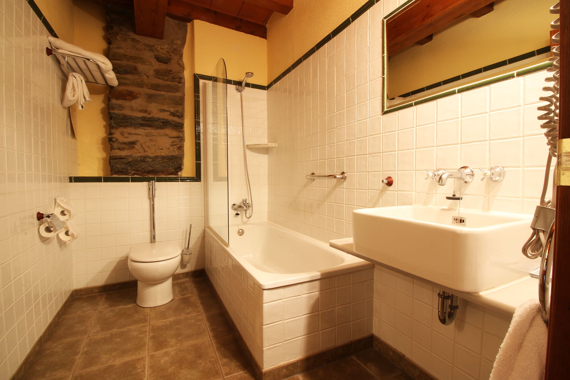 double room | bathroom | deep-soaking bathtub, free toiletries