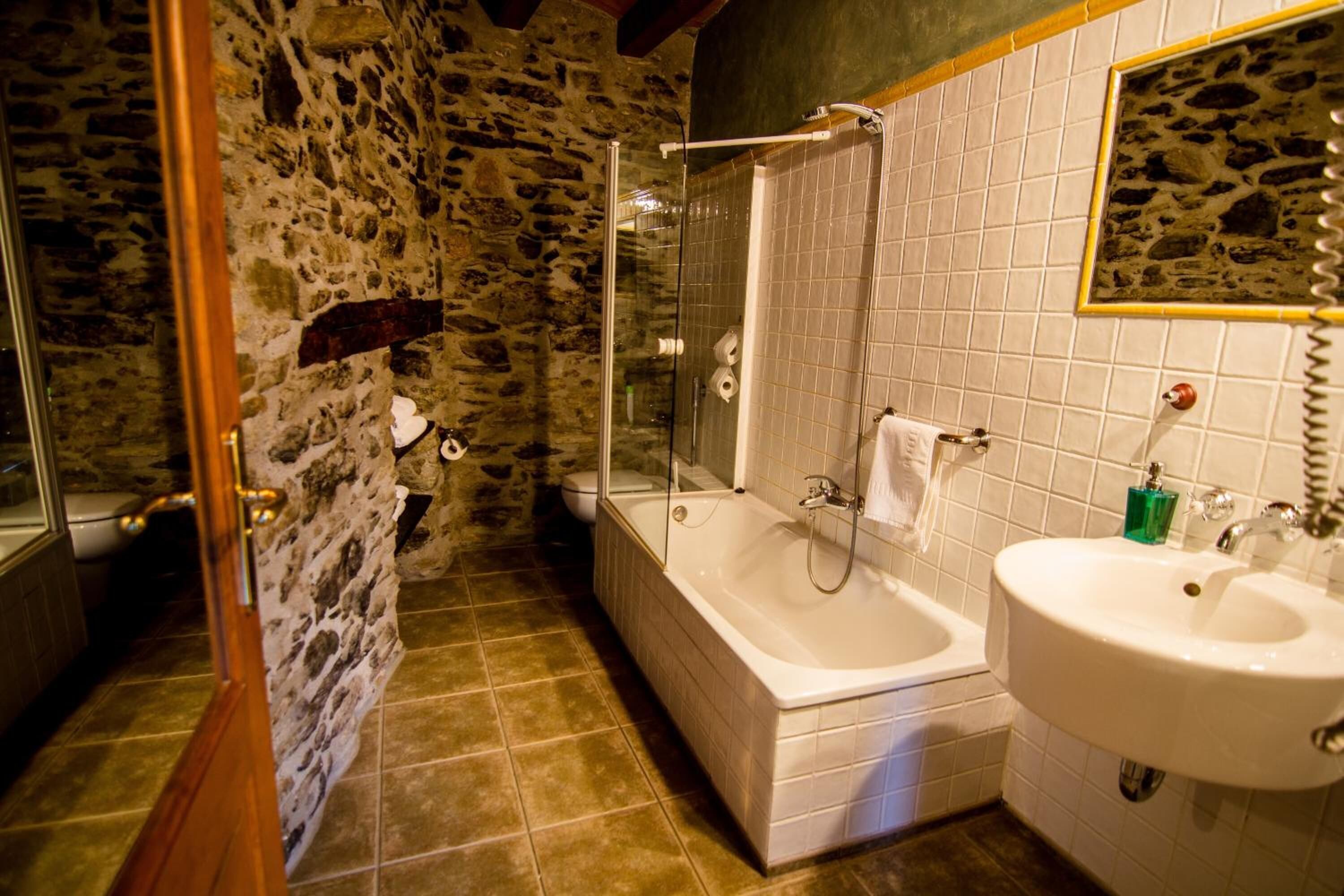 deep-soaking bathtub, free toiletries