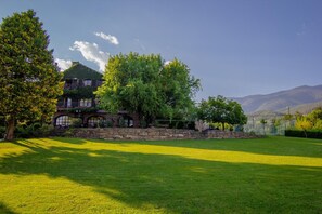 Property grounds - Mas D'en Roqueta (Montferrer I Castellbo)