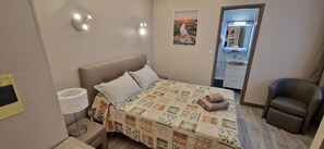 Double Room | Desk, iron/ironing board, cribs/infant beds, rollaway beds - Le Faubourg (Figeac)