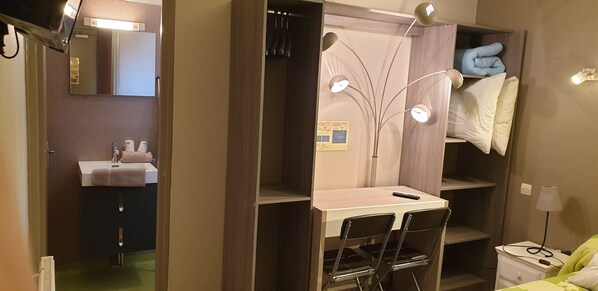 双人房 | 办公桌、熨斗/熨板、婴儿床、折叠床/加床（额外收费）