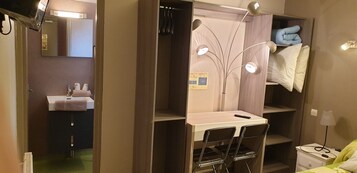 Chambre Double | Bureau, fer et planche à repasser, lits bébé (en supplément)