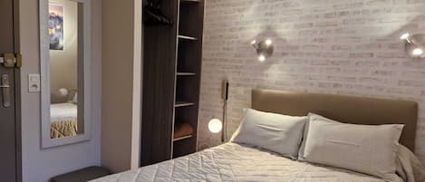 Double Room | Desk, iron/ironing board, cots/infant beds, rollaway beds