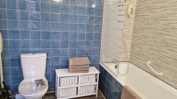Ein Badezimmer mit Toilette, Waschbecken und Badewanne.