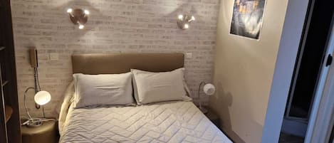Double Room | Desk, iron/ironing board, cribs/infant beds, rollaway beds