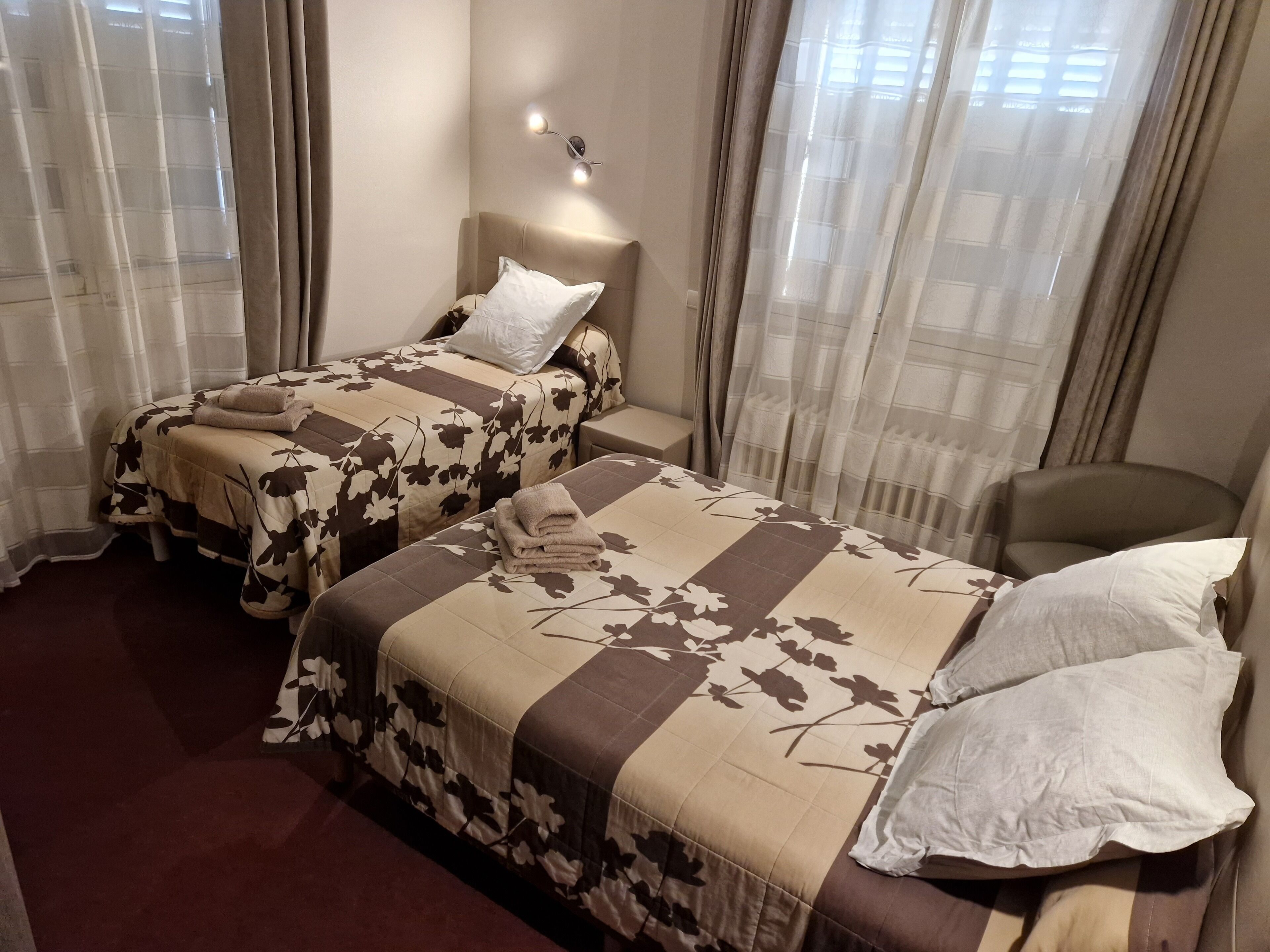 triple room | desk, iron/ironing board, cots/infant beds, rollaway beds
