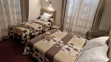 Triple Room | Desk, iron/ironing board, cribs/infant beds, rollaway beds