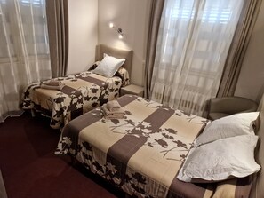 Kamar Triple | Meja kerja, setrika/meja setrika, dan tempat tidur bayi (biaya tambahan)