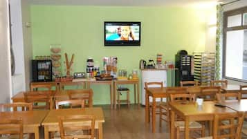 Desayuno buffet diario (EUR 8 por persona)