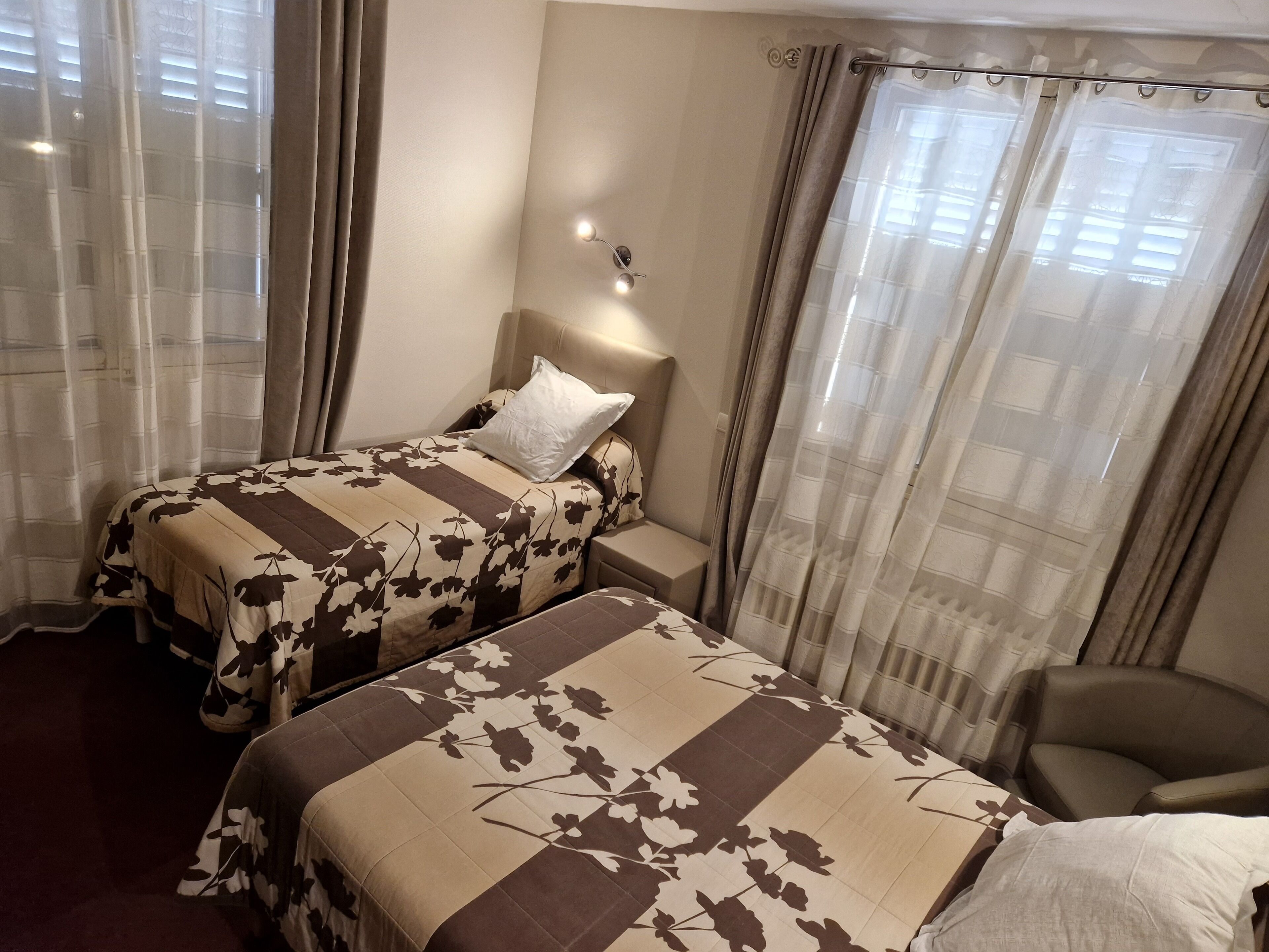 triple room | desk, iron/ironing board, cots/infant beds, rollaway beds