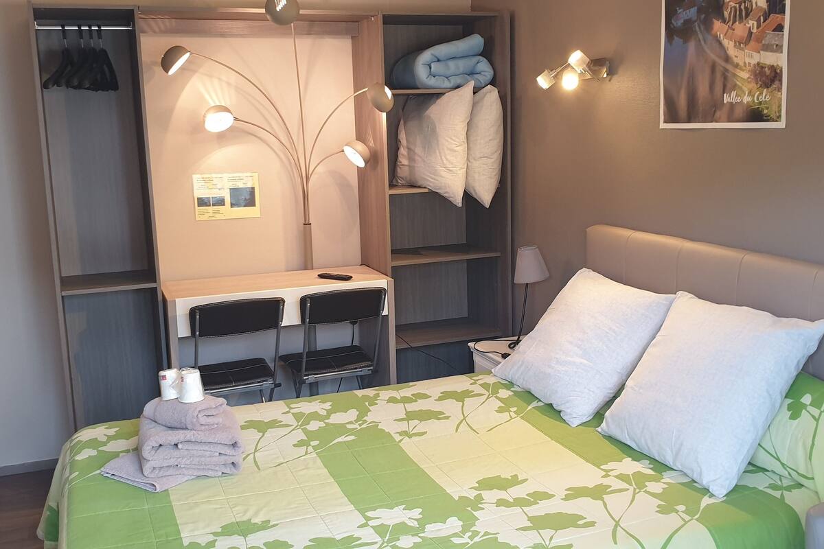 double room | desk, iron/ironing board, cots/infant beds, rollaway beds